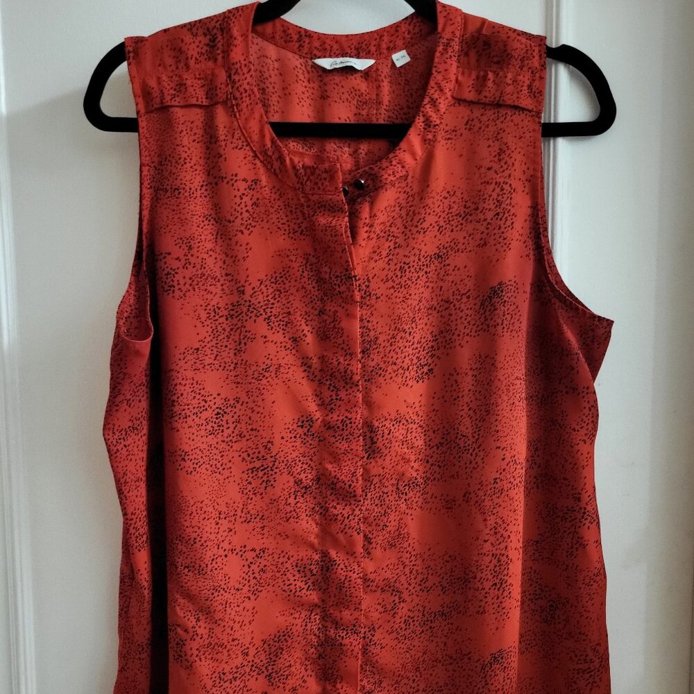 Reitmans Sleeveless Button-Down Blouse in Textured Red & Black – Size XL